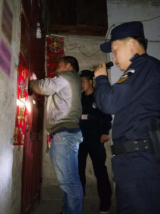 江口县粗心妈妈误将幼女锁家中 